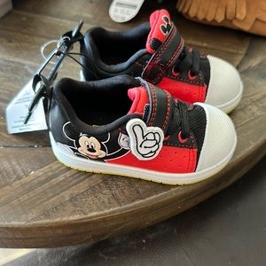 Tennis shoes size 5 toddler